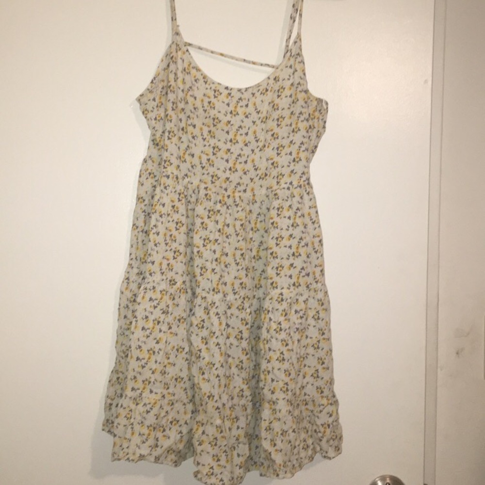 White sundress with yellow Daisy’s